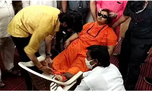 साध्वी प्रज्ञा की अचानक बिगड़ी तबीयत, श्यामा प्रसाद मुखर्जी की पुण्यतिथि के कार्यक्रम में बेहोश होकर गिरीं साध्वी प्रज्ञा की अचानक बिगड़ी तबीयत, श्यामा प्रसाद मुखर्जी की पुण्यतिथि के कार्यक्रम में बेहोश होकर गिरीं