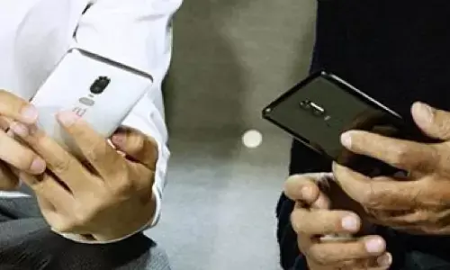 बीजेपी के वाट्सऐप ग्रुप में पूर्व मंत्री ने भेजे अश्लील वीडियो, मचा हड़कंप, केस दर्ज बीजेपी के वाट्सऐप ग्रुप में पूर्व मंत्री ने भेजे अश्लील वीडियो, मचा हड़कंप, केस दर्ज