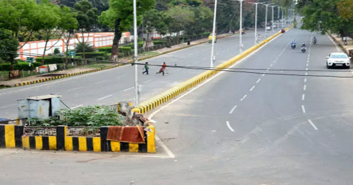 नोएडा में बढ़ते हुए कोरोना के कहर को देखते हुए लगा रात का कर्फ्यू, नोएडा में बढ़ते हुए कोरोना के कहर को देखते हुए लगा रात का कर्फ्यू,
