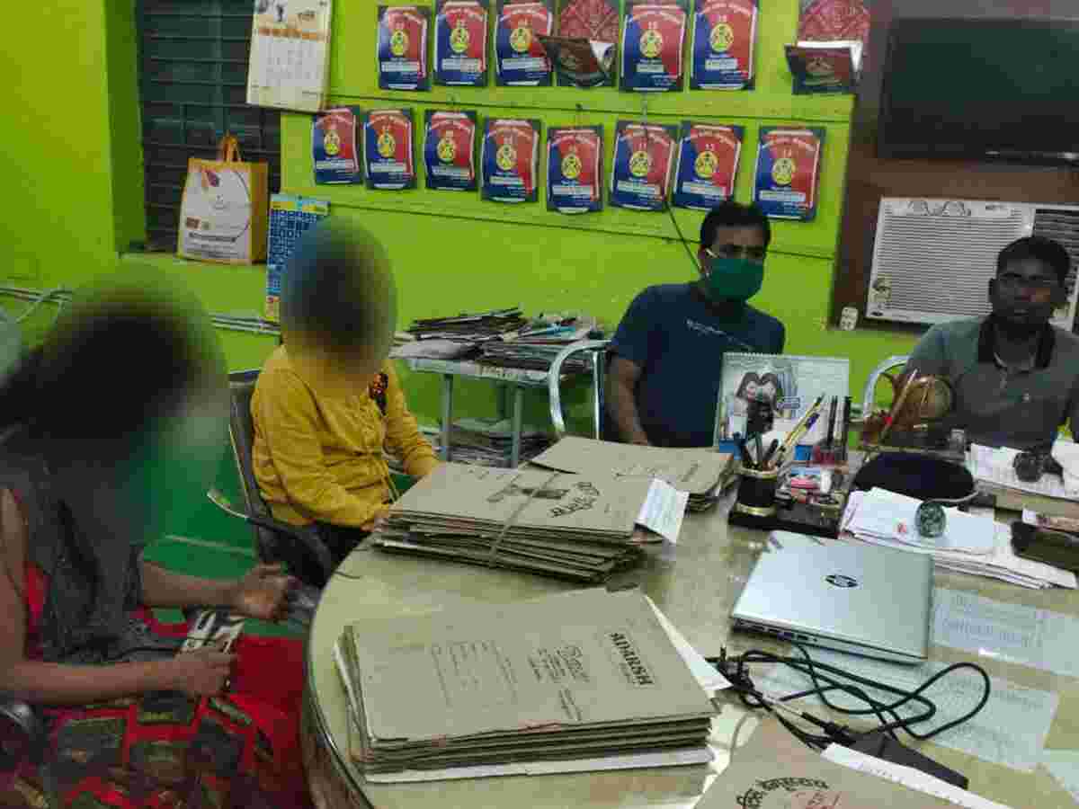 बिहार के बेगूसराय में प्रेम त्रिकोण का अजीबोगरीब मामला, एक लडकी के दो पति, एक पुरुष एक महिला पुलिस परेशान किसे सौंपे उसे! बिहार के बेगूसराय में प्रेम त्रिकोण का अजीबोगरीब मामला, एक लडकी के दो पति, एक पुरुष एक महिला पुलिस परेशान किसे सौंपे उसे!