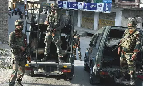 कश्मीर में सीआरपीएफ की टुकड़ी पर आतंकी हमला, एक जवान शहीद, एक बच्चे की मौत कश्मीर में सीआरपीएफ की टुकड़ी पर आतंकी हमला, एक जवान शहीद, एक बच्चे की मौत