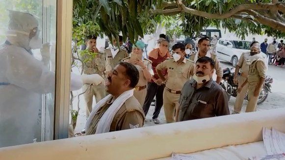 कोरोना पॉजिटिव चोरी के आरोपी को पकड़ने पर पुलिस कर्मियों का लिया गया सैंपल कोरोना पॉजिटिव चोरी के आरोपी को पकड़ने पर पुलिस कर्मियों का लिया गया सैंपल