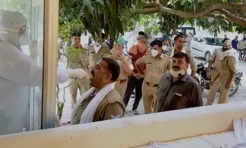 कोरोना पॉजिटिव चोरी के आरोपी को पकड़ने पर पुलिस कर्मियों का लिया गया सैंपल कोरोना पॉजिटिव चोरी के आरोपी को पकड़ने पर पुलिस कर्मियों का लिया गया सैंपल