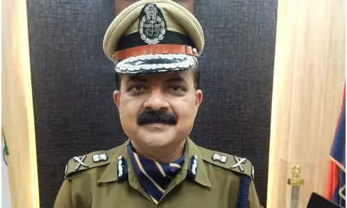 लखनऊ पुलिस कमिश्नर सुजीत पाण्डेय की मीटिंग के दौरान बिगड़ी तबियत लखनऊ पुलिस कमिश्नर सुजीत पाण्डेय की मीटिंग के दौरान बिगड़ी तबियत