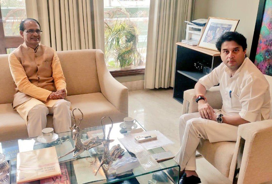 सीएम शिवराज ने महाराज से मिलकर की सूची फाइनल, पच्चीस नामों पर लगी मुहर, सिंधिया कोटे से नौ नाम फाइनल सीएम शिवराज ने महाराज से मिलकर की सूची फाइनल, पच्चीस नामों पर लगी मुहर, सिंधिया कोटे से नौ नाम फाइनल