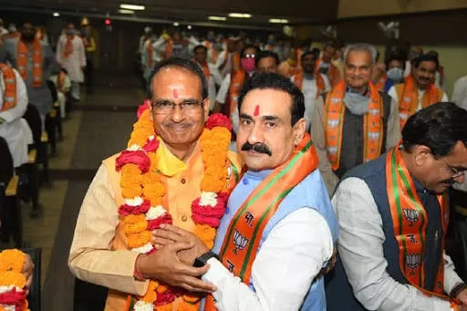 शिवराज मंत्रीमंडल विस्तार में फंसा पेंच, नरोत्तम मिश्रा अचानक दिल्ली गए, महाराज से मिले CM शिवराज शिवराज मंत्रीमंडल विस्तार में फंसा पेंच, नरोत्तम मिश्रा अचानक दिल्ली गए, महाराज से मिले CM शिवराज