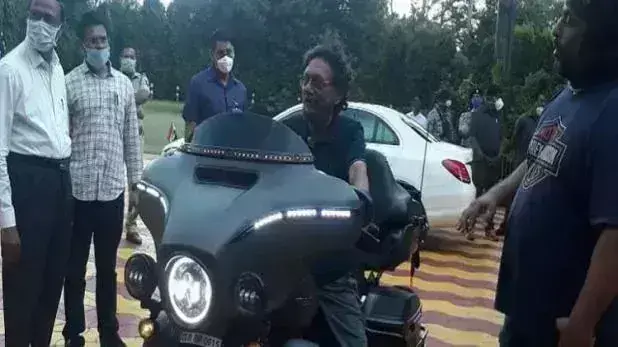 हार्ले डेविडसन की सुपर बाइक पर दिखे सुप्रीम कोर्ट के चीफ जस्टिस बोबडे, तस्वीर वायरल हार्ले डेविडसन की सुपर बाइक पर दिखे सुप्रीम कोर्ट के चीफ जस्टिस बोबडे, तस्वीर वायरल