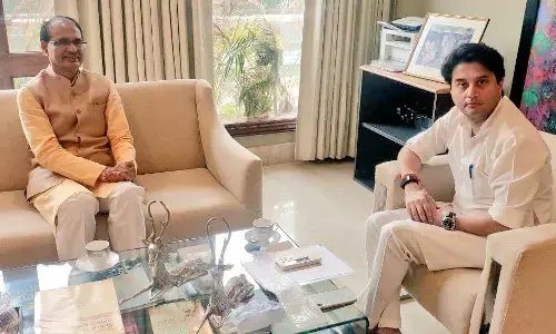 सीएम शिवराज ने महाराज से मिलकर की सूची फाइनल, पच्चीस नामों पर लगी मुहर, सिंधिया कोटे से नौ नाम फाइनल सीएम शिवराज ने महाराज से मिलकर की सूची फाइनल, पच्चीस नामों पर लगी मुहर, सिंधिया कोटे से नौ नाम फाइनल