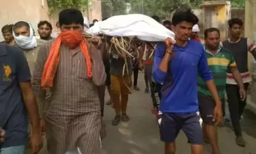 शामली: सिपाही का पत्नी और बेटे के साथ गमगीन माहौल में अंतिम संस्कार शामली: सिपाही का पत्नी और बेटे के साथ गमगीन माहौल में अंतिम संस्कार