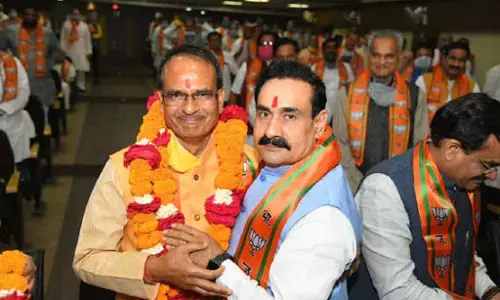 शिवराज मंत्रीमंडल विस्तार में फंसा पेंच, नरोत्तम मिश्रा अचानक दिल्ली गए, महाराज से मिले CM शिवराज शिवराज मंत्रीमंडल विस्तार में फंसा पेंच, नरोत्तम मिश्रा अचानक दिल्ली गए, महाराज से मिले CM शिवराज