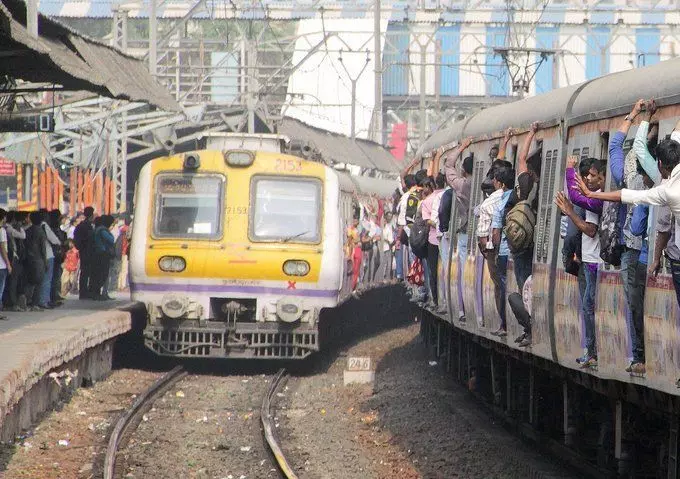 Mumbai: आज से चलेंगी 350 लोकल ट्रेनें , जानिए कौन कौन करेगा सफर Mumbai: आज से चलेंगी 350 लोकल ट्रेनें , जानिए कौन कौन करेगा सफर
