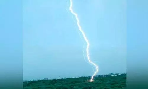 गुजरात के भावनगर जिले में आकाशीय बिजली ने मचाया तांडव, ११ की मौत कई घायल गुजरात के भावनगर जिले में आकाशीय बिजली ने मचाया तांडव, ११ की मौत कई घायल