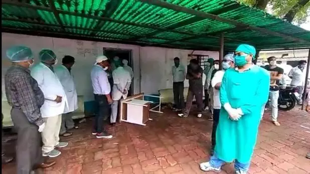 मध्य प्रदेश: डॉक्टर और पुलिसकर्मी के बीच अस्‍पताल में चले लात-घूंसे, CCTV में कैद हुआ वीडियो