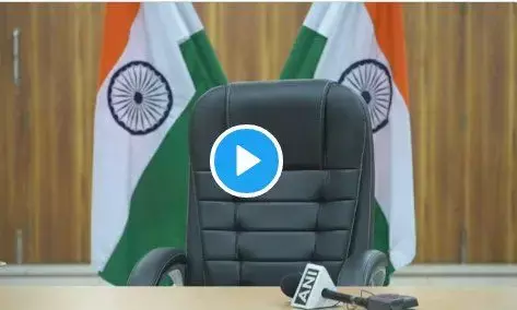 कुमार विश्वास ने लिया दिल्ली के सीएम को आड़े हाथों, दिया झन्नाटेदार जबाब