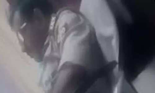 थाने आई माँ बेटी के सामने हस्तमैथुन करने वाला थानाध्यक्ष बर्खास्त, वीडियो हुआ वायरल थाने आई माँ बेटी के सामने हस्तमैथुन करने वाला थानाध्यक्ष बर्खास्त, वीडियो हुआ वायरल