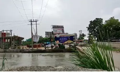 नोएडा:जान जोखिम में डालकर नहर में स्टंट कर रहे है युवा,पुलिस कर रही है हादसे का इंतेज़ार नोएडा:जान जोखिम में डालकर नहर में स्टंट कर रहे है युवा,पुलिस कर रही है हादसे का इंतेज़ार
