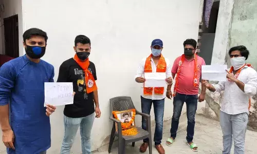 शामली: पेट्रोल डीजल दाम वृद्धि  को लेकर शिवसैनिकों ने केंद्रीय पेट्रोलियम मंत्री के चित्र पर फूल माला चढ़ाकर दी श्रद्धांजलि