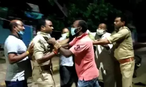 वाराणसी में जिला पंचायत सदस्य की दबंगई,  दारोगा और सिपाही को पीटा वाराणसी में जिला पंचायत सदस्य की दबंगई,  दारोगा और सिपाही को पीटा