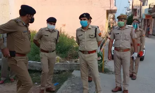 COVID-19 के मद्देनजर आईजी मेरठ और एसएसपी गाजियाबाद ने किया जनपद के विभिन्न क्षेत्रों /कंटेनमेंट जॉन/हाॅटस्पाट केन्द्रों का निरीक्षण COVID-19 के मद्देनजर आईजी मेरठ और एसएसपी गाजियाबाद ने किया जनपद के विभिन्न क्षेत्रों /कंटेनमेंट जॉन/हाॅटस्पाट केन्द्रों का निरीक्षण