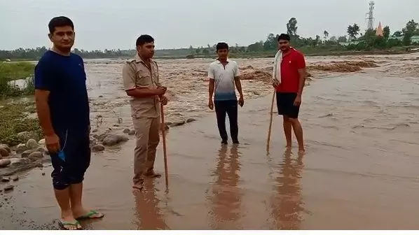 यूपी के बिजनौर जिले में कोटावाली नदी में तेज रफ्तार पानी में पिकअप वाहन बह गया