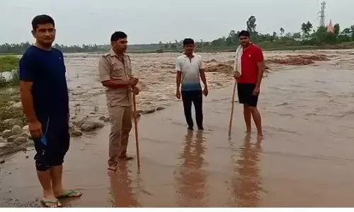 यूपी के बिजनौर जिले में कोटावाली नदी में तेज रफ्तार पानी में पिकअप वाहन बह गया यूपी के बिजनौर जिले में कोटावाली नदी में तेज रफ्तार पानी में पिकअप वाहन बह गया