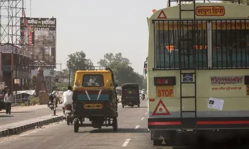 यूपी में कोरोना के संदेह में लड़की को कंडक्टर ने चलती बस से फेंका, मौके पर मौत