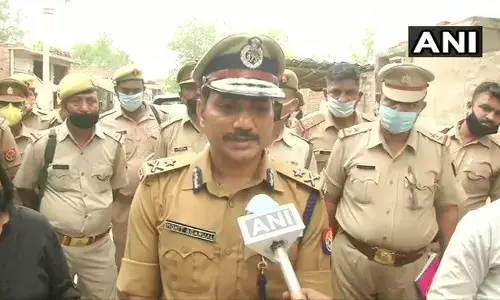 कानपुर केस : हिस्ट्रीशीटर विकास दुबे से संपर्क में रहे दो दरोगा और एक सिपाही सस्पेंड कानपुर केस : हिस्ट्रीशीटर विकास दुबे से संपर्क में रहे दो दरोगा और एक सिपाही सस्पेंड