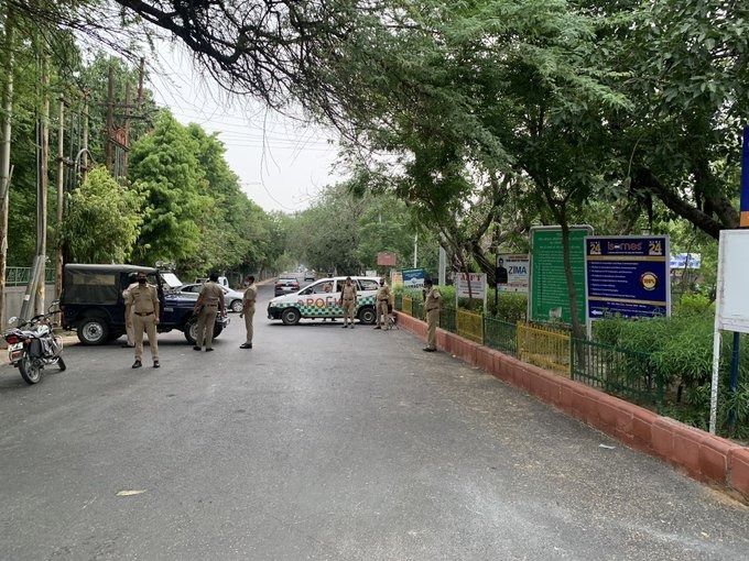 कानपुर कांड: टीवी स्टूडियो में LIVE सरेंडर करेगा विकास दुबे? ड्रामे को रोकने के लिए फिल्म सिटी में भारी पुलिस मुस्तैद कानपुर कांड: टीवी स्टूडियो में LIVE सरेंडर करेगा विकास दुबे? ड्रामे को रोकने के लिए फिल्म सिटी में भारी पुलिस मुस्तैद