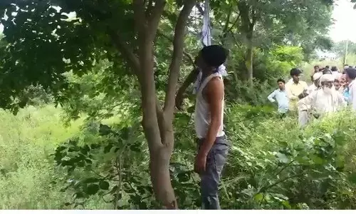 बिजनौर में पेड़ पर लटका मिला युवक का शव बिजनौर में पेड़ पर लटका मिला युवक का शव