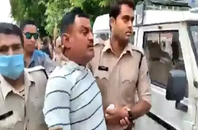 जब विकास दुबे चिल्लाया, मैं विकास दुबे हूँ....कानपुर वाला और  पुलिस ने रसीद कर दिया थप्पड़।