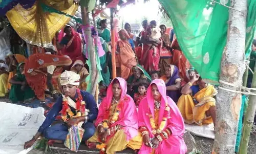 एक दूल्हे ने दो दुल्हनों के संग लिए सात फेरे एक दूल्हे ने दो दुल्हनों के संग लिए सात फेरे