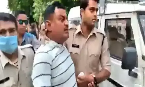 जब विकास दुबे चिल्लाया, मैं विकास दुबे हूँ....कानपुर वाला और पुलिस ने रसीद कर दिया थप्पड़। जब विकास दुबे चिल्लाया, मैं विकास दुबे हूँ....कानपुर वाला और पुलिस ने रसीद कर दिया थप्पड़।