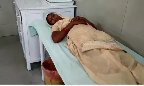 शामली:  गर्भवती महिला के पेट में मारी लात, हालत गंभीर शामली:  गर्भवती महिला के पेट में मारी लात, हालत गंभीर