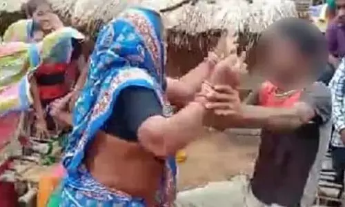 प्रेमी युगल को आपत्तिजनक स्थिति में जब ग्रामीणों ने पकड़ा, फिर ...