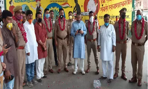 विकास दुबे के गुर्गे को मार गिराने वाली टीम को किया इटावा के व्यापरियों ने सम्मानित विकास दुबे के गुर्गे को मार गिराने वाली टीम को किया इटावा के व्यापरियों ने सम्मानित