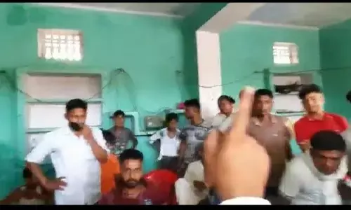 पूर्व प्रमुख व जिला पंचायत सदस्य मुल्की राज सैनी के आवास पर उड़ा रहे सोशल डिस्टेंसिंग की धज्जियां, पिटते हुए वीडियो वायरल पूर्व प्रमुख व जिला पंचायत सदस्य मुल्की राज सैनी के आवास पर उड़ा रहे सोशल डिस्टेंसिंग की धज्जियां, पिटते हुए वीडियो वायरल