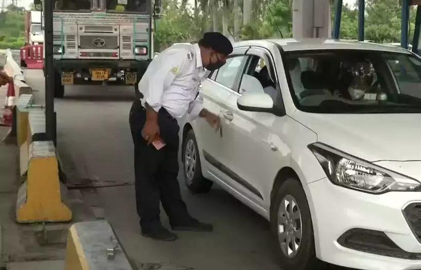 लॉकडाउन के बाद नोएडा-दिल्ली बॉर्डर पर सख्ती, सीमा पार करने वाले वाहनों की सघन चेकिंग