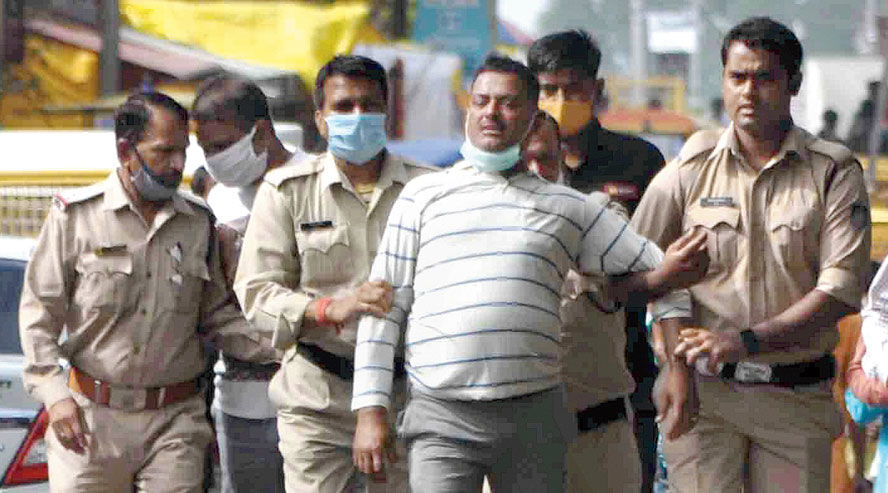 विकास दुबे को उज्जैन से कानपुर ले जाने वाली पुलिस टीम का कॉन्स्टेबल कोरोना पॉजिटिव विकास दुबे को उज्जैन से कानपुर ले जाने वाली पुलिस टीम का कॉन्स्टेबल कोरोना पॉजिटिव