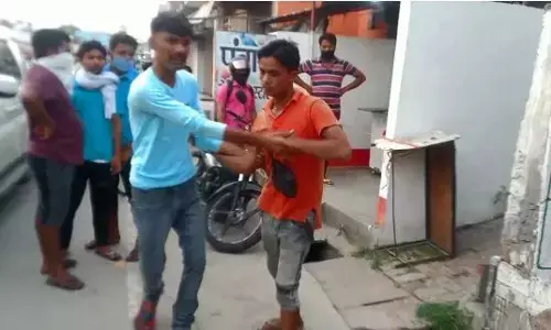 शामली: दवाई मांगने पर युवक की बेरहमी से पिटाई, कैमरे में कैद शामली: दवाई मांगने पर युवक की बेरहमी से पिटाई, कैमरे में कैद