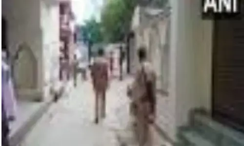 नोएडा : कमरे के अंदर पड़ी थी पति-पत्नी की लाश, शवों के पास रोती मिली बच्ची नोएडा : कमरे के अंदर पड़ी थी पति-पत्नी की लाश, शवों के पास रोती मिली बच्ची