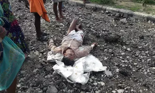 साइकिल सवार पिता-पुत्र को रौंदने के बाद पलटा ट्रक चालक खलासी भी घायल साइकिल सवार पिता-पुत्र को रौंदने के बाद पलटा ट्रक चालक खलासी भी घायल