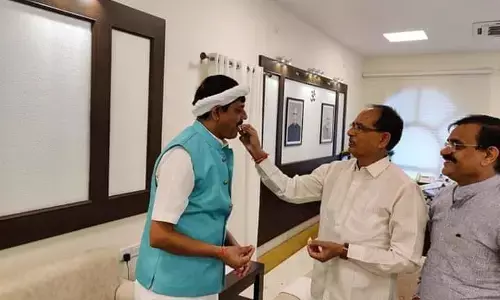 शिवराज ने बांटे मंत्रियों को विभाग, तो कांग्रेस छोड़कर आज ही बीजेपी में शामिल हुए विधायक प्रद्युम्न सिंह लोधी को मिला कैबिनेट का दर्जा शिवराज ने बांटे मंत्रियों को विभाग, तो कांग्रेस छोड़कर आज ही बीजेपी में शामिल हुए विधायक प्रद्युम्न सिंह लोधी को मिला कैबिनेट का दर्जा