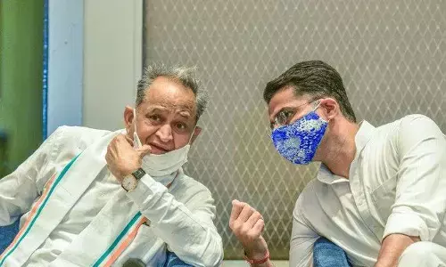 राजस्थान सरकार: अशोक गहलोत ने विधायक जयपुर बुलाये, जबकि सचिन पायलट विधायक लेकर दिल्ली आये राजस्थान सरकार: अशोक गहलोत ने विधायक जयपुर बुलाये, जबकि सचिन पायलट विधायक लेकर दिल्ली आये