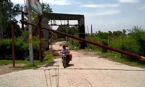 शामली: मुजफ्फरनगर- दिल्ली हाईवे पर 33हजारी बिजली लाइन के खंबे टूटे, खंभों के नीचे से निकलते ग्रामीण शामली: मुजफ्फरनगर- दिल्ली हाईवे पर 33हजारी बिजली लाइन के खंबे टूटे, खंभों के नीचे से निकलते ग्रामीण