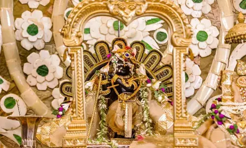 सांसद हेमामालिनी ने ट्वीट कर ठाकुर राधा रमण मंदिर की भव्य सजावट के लिए पुण्डरीक गोस्वामी को सराहा