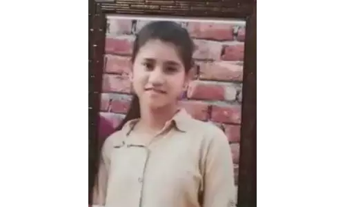 नोएडा में छात्रा की संदिग्ध हालत में मौत, माँ ने वीडियो किया वायरल नोएडा में छात्रा की संदिग्ध हालत में मौत, माँ ने वीडियो किया वायरल