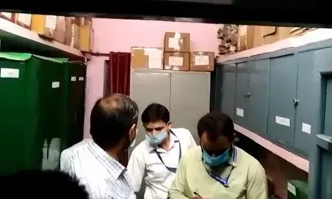 शामली में सीएमओ ने स्वास्थ्य सेवाओं का किया निरीक्षण, खामियां मिलने पर डॉक्टरों को हड़काया