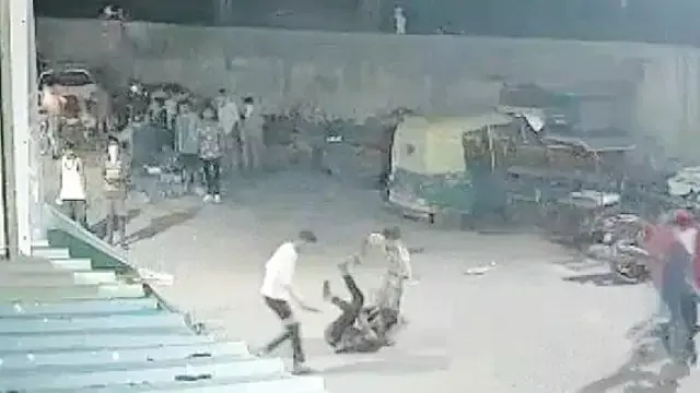 खौफनाक वारदात : दिल्ली में युवक की 70 बार चाकुओं से गोदकर हत्या, CCTV में कैद हुई पूरी वारदात