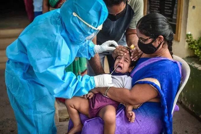 भारत में पिछले 24 घंटे में कोरोना वायरस के 57,117 नए मामले सामने आए और 764 मौतें हुईं