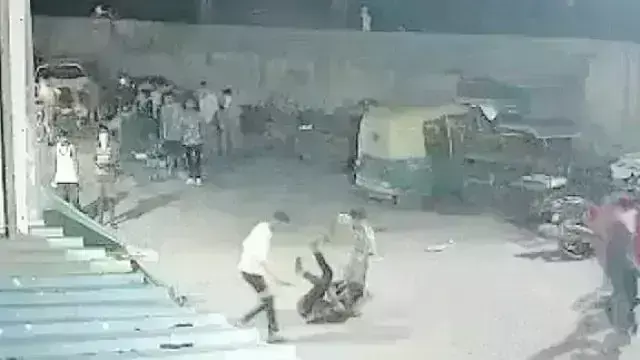 खौफनाक वारदात : दिल्ली में युवक की 70 बार चाकुओं से गोदकर हत्या, CCTV में कैद हुई पूरी वारदात खौफनाक वारदात : दिल्ली में युवक की 70 बार चाकुओं से गोदकर हत्या, CCTV में कैद हुई पूरी वारदात